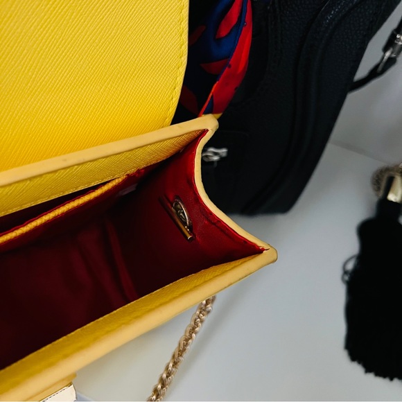 [SOLD] Mini Yellow Crossbody Purse 👛 - Picture 7 of 8